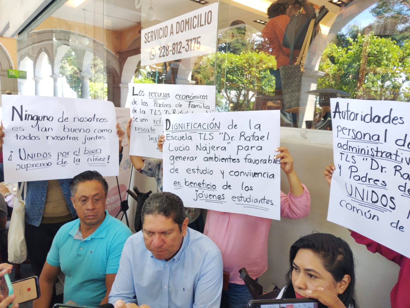 Padres de familia niegan venta y consumo de drogas en la Telesecundaria Rafael Lucio de Xalapa