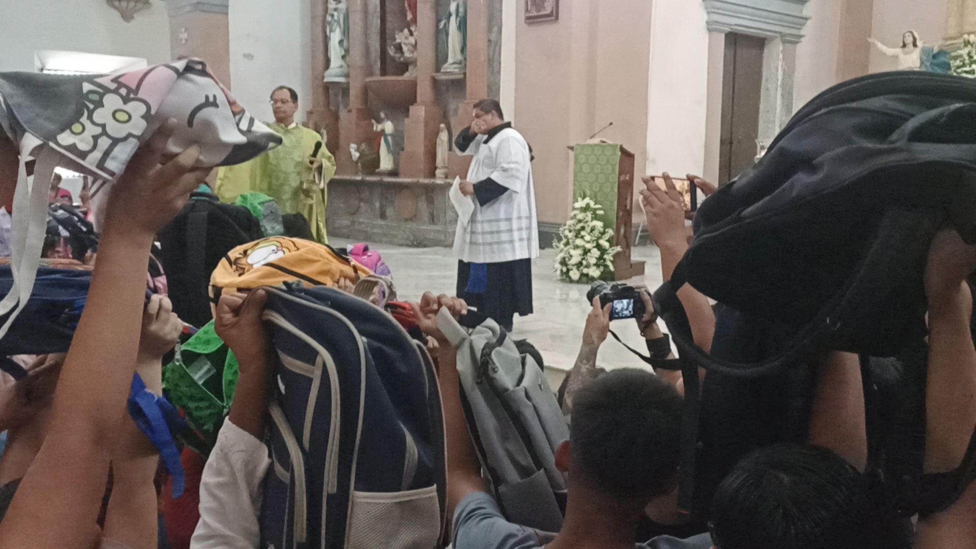 Bendicen mochilas en la Catedral de Veracruz por el inicio del ciclo escolar