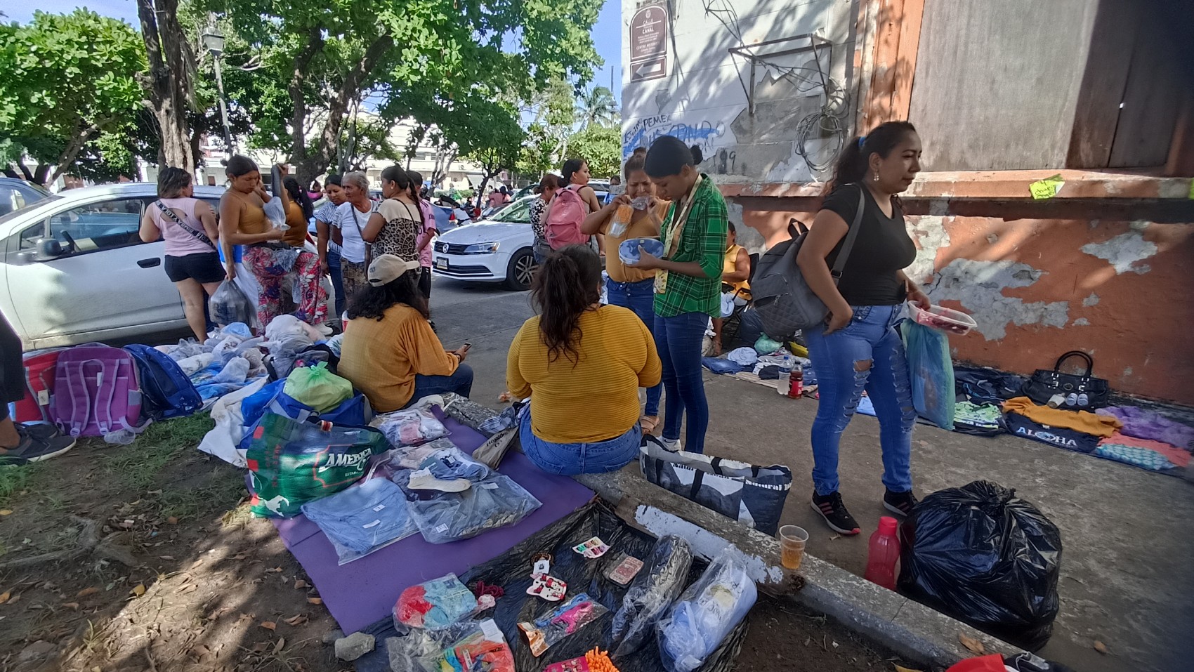 Nenis reanudan sus ventas afuera del ex penal Allende tras llegar a acuerdo con el ayuntamiento de Veracruz