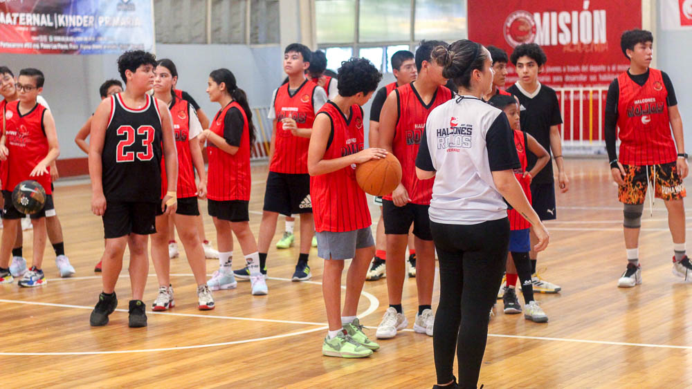 Academia Halcones Rojos regresa a clases