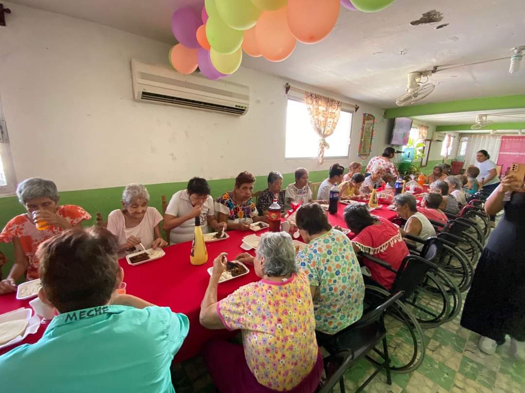 En el abandono celebran su día los adultos mayores del Asilo Cogra de Veracruz