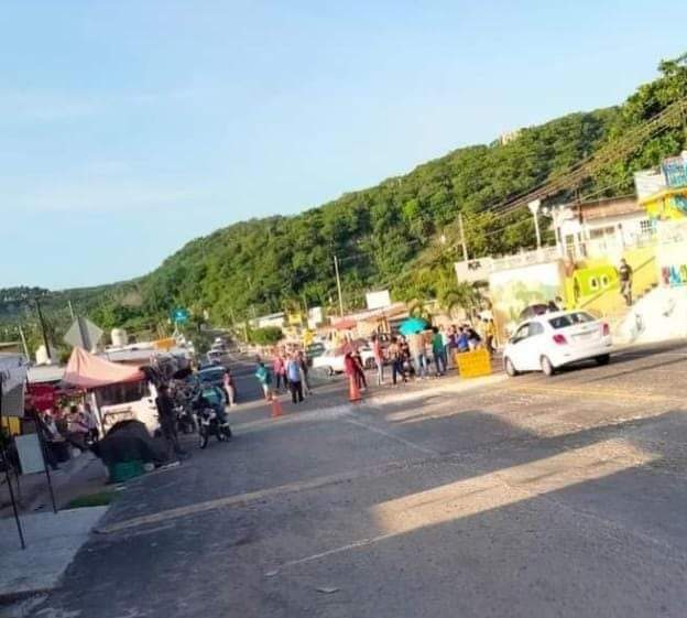 En Plan del Río bloquean la carretera Xalapa-Veracruz para exigir obra tras inundación