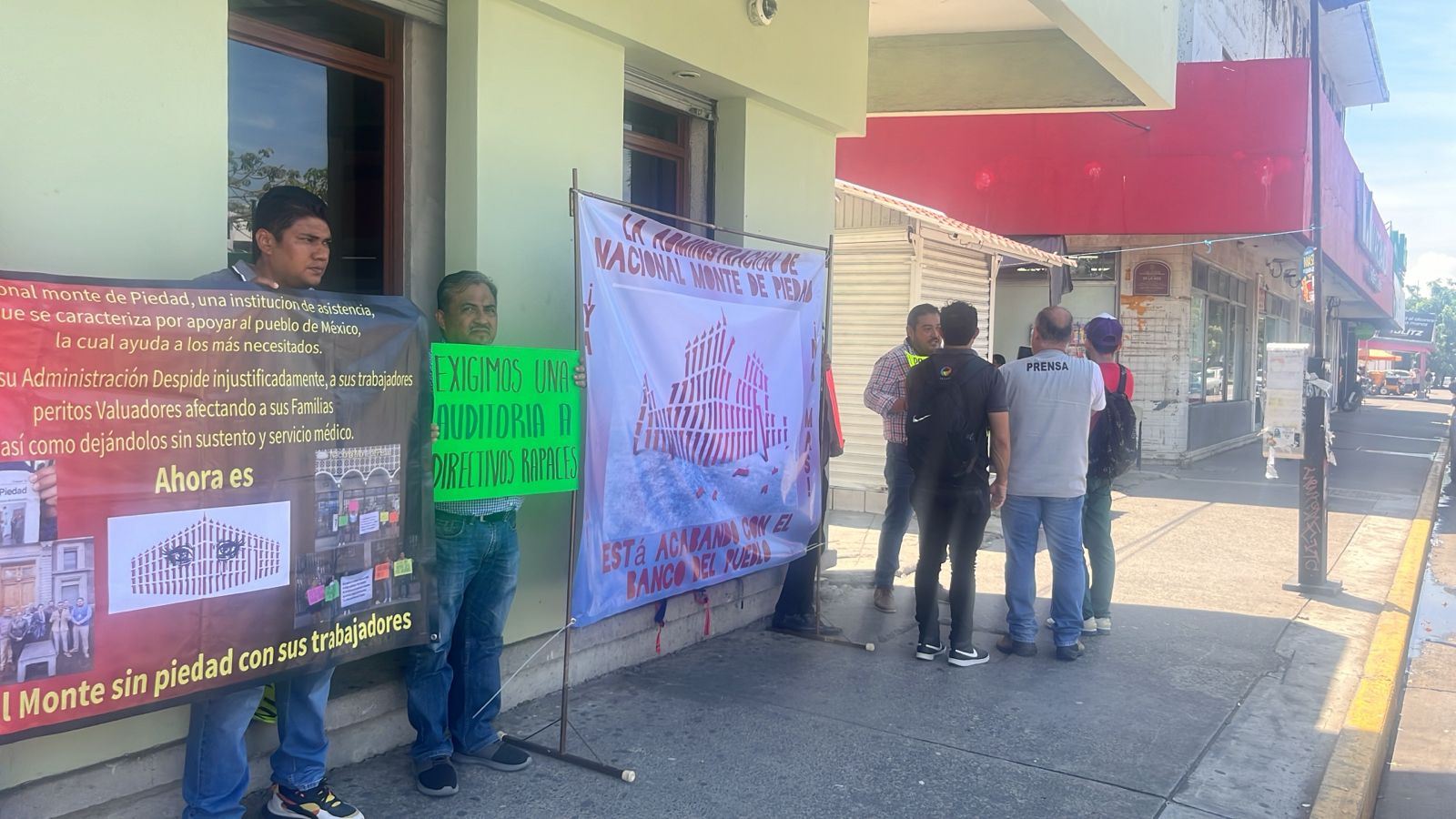 Protestan peritos valuadores por despido injustificado del Nacional Monte de Piedad