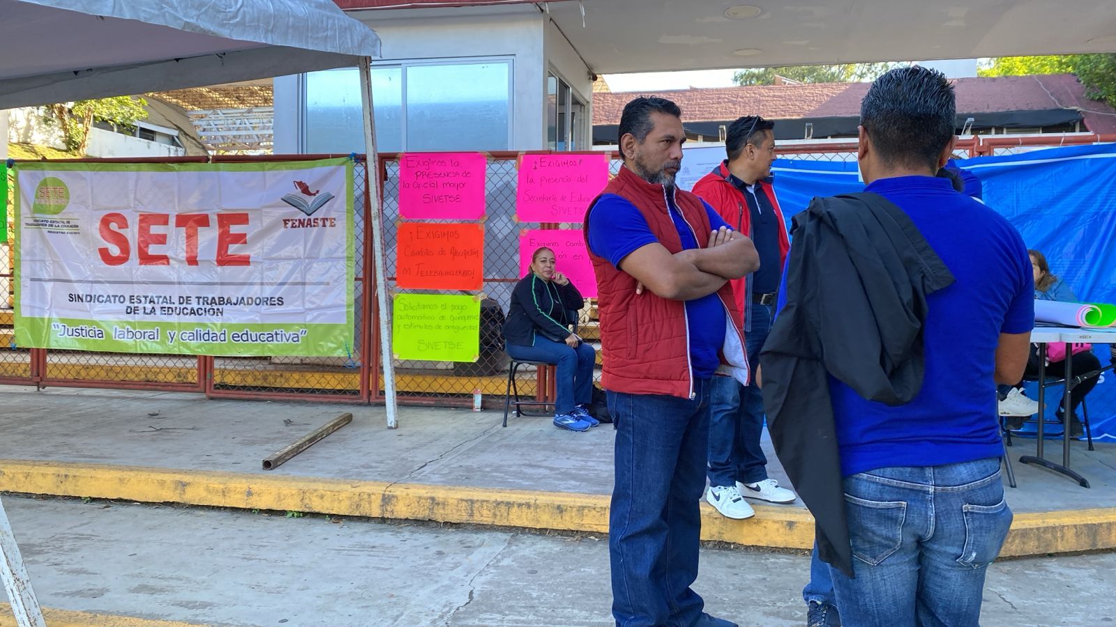 Docentes de dos sindicatos toman SEV en reclamo de pagos y acuerdos incumplidos
