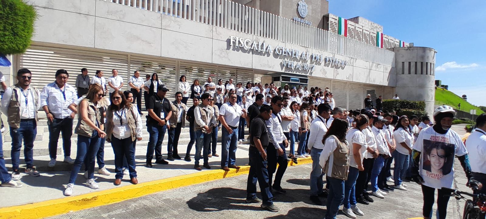 Familiares de desaparecidos gritan a trabajadores de la fiscalía: ¿Dónde están?