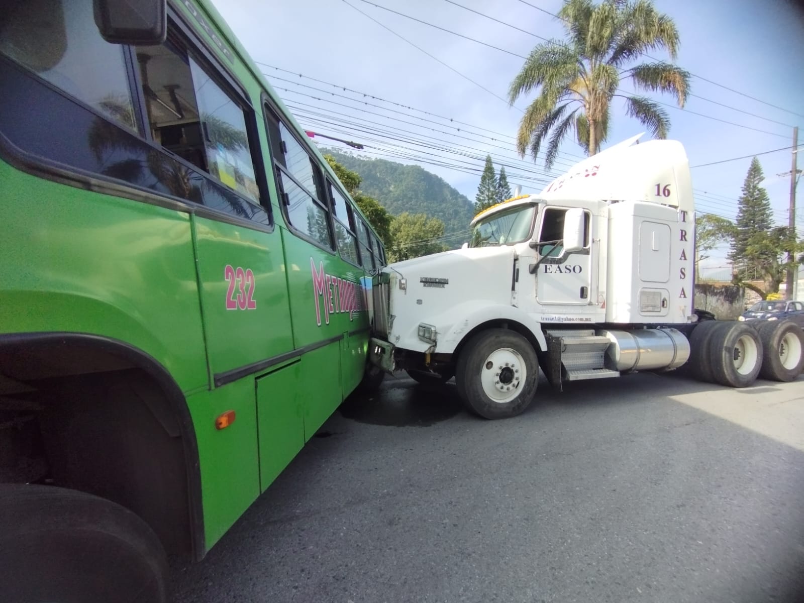 Un lesionado en choque de tráiler y autobús de pasaje en Río Blanco