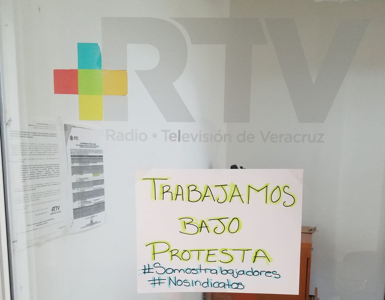En RTV trabajadores laboran bajo protesta este martes