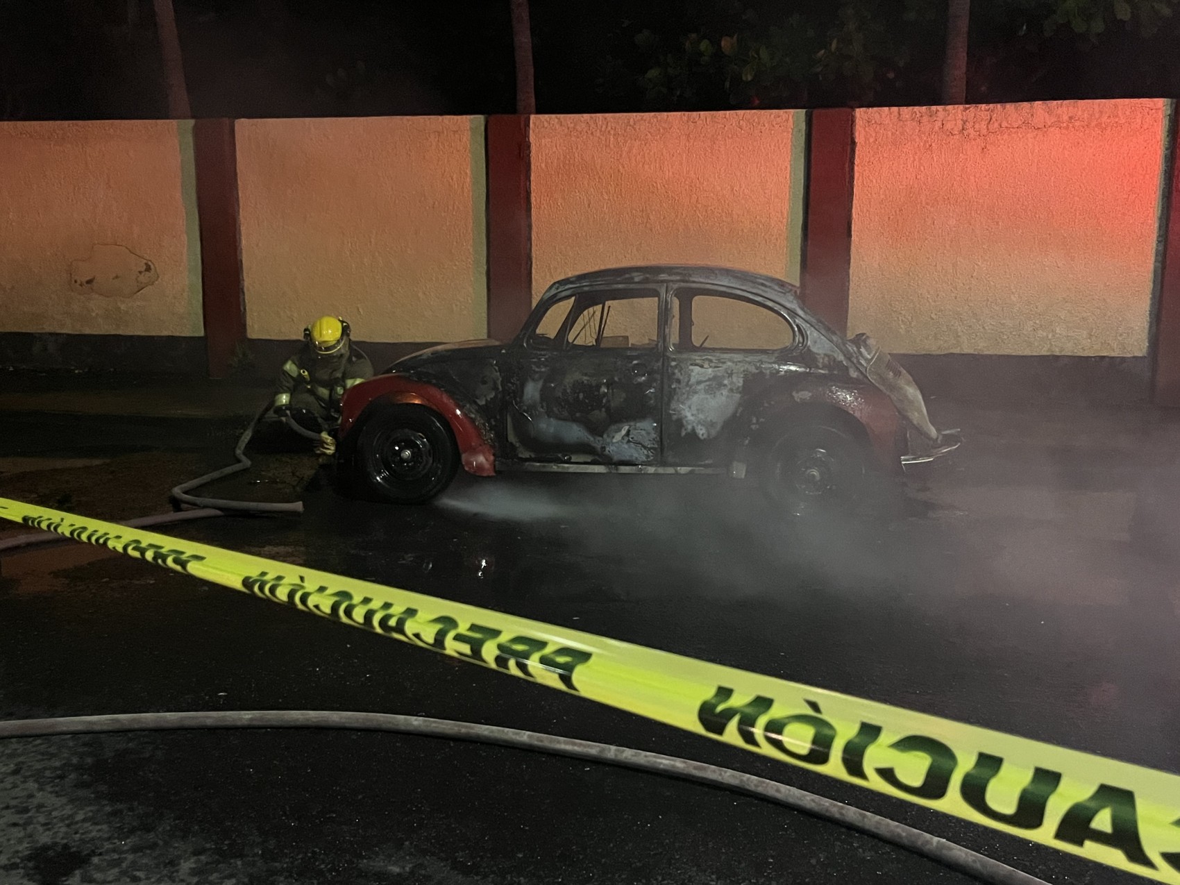 Se incendia vochito en el fraccionamiento Virginia de Boca del Río
