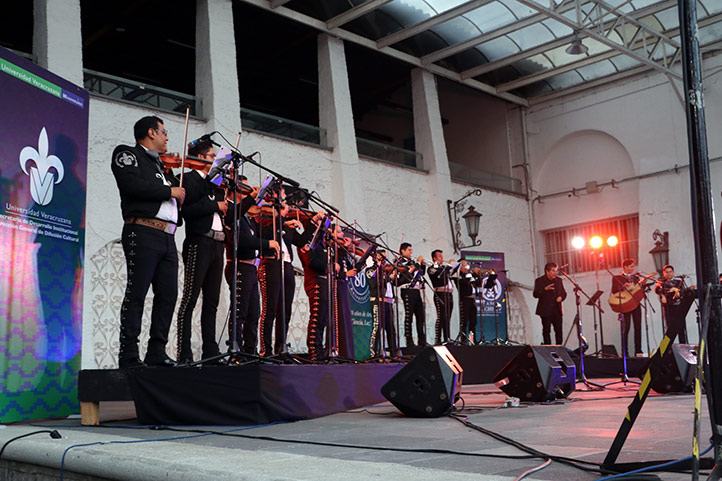 Celebró su vigésimo aniversario el Mariachi UV con magno concierto