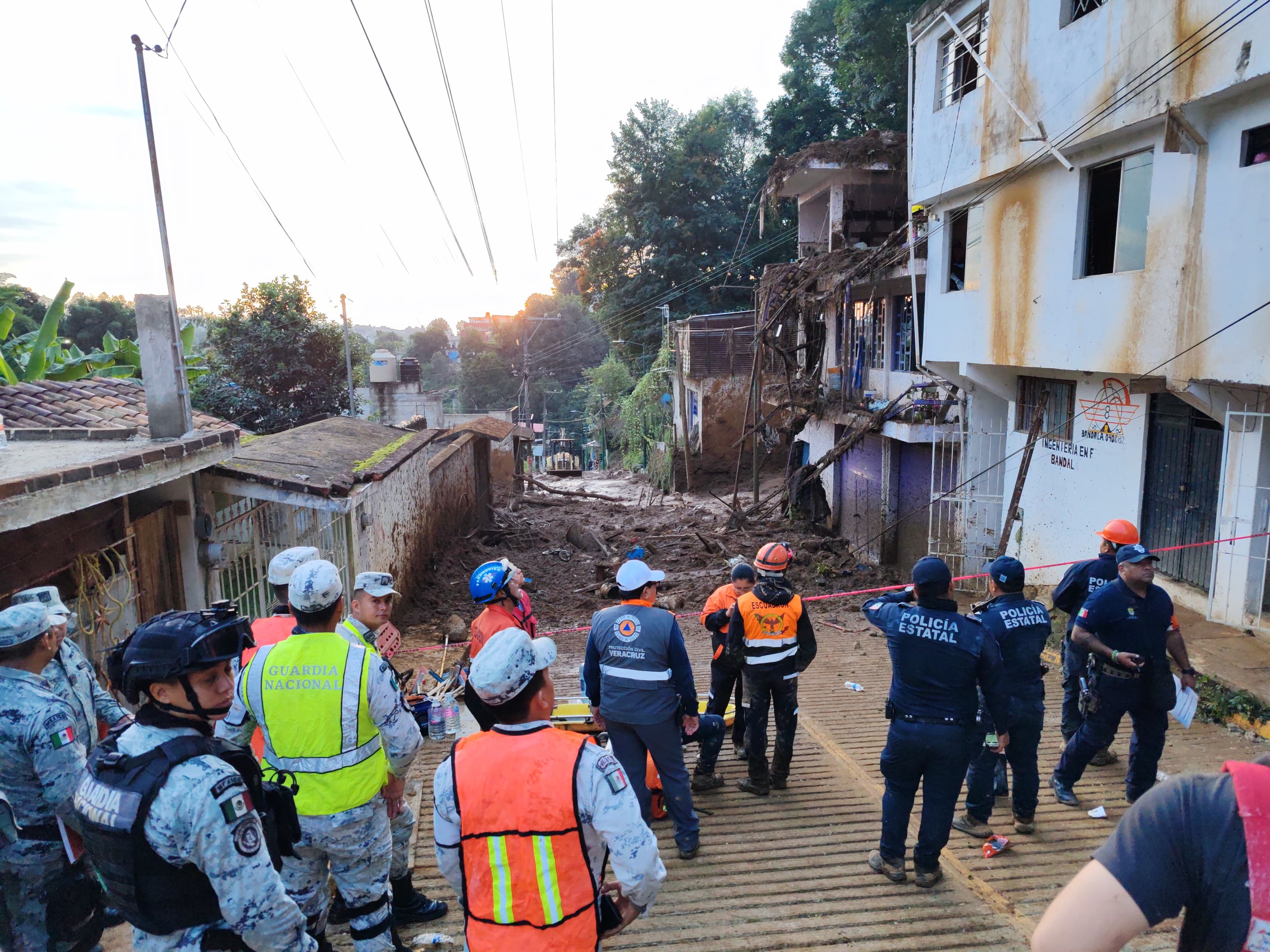 Derrumbe en colonia de Xalapa deja tres personas fallecidas