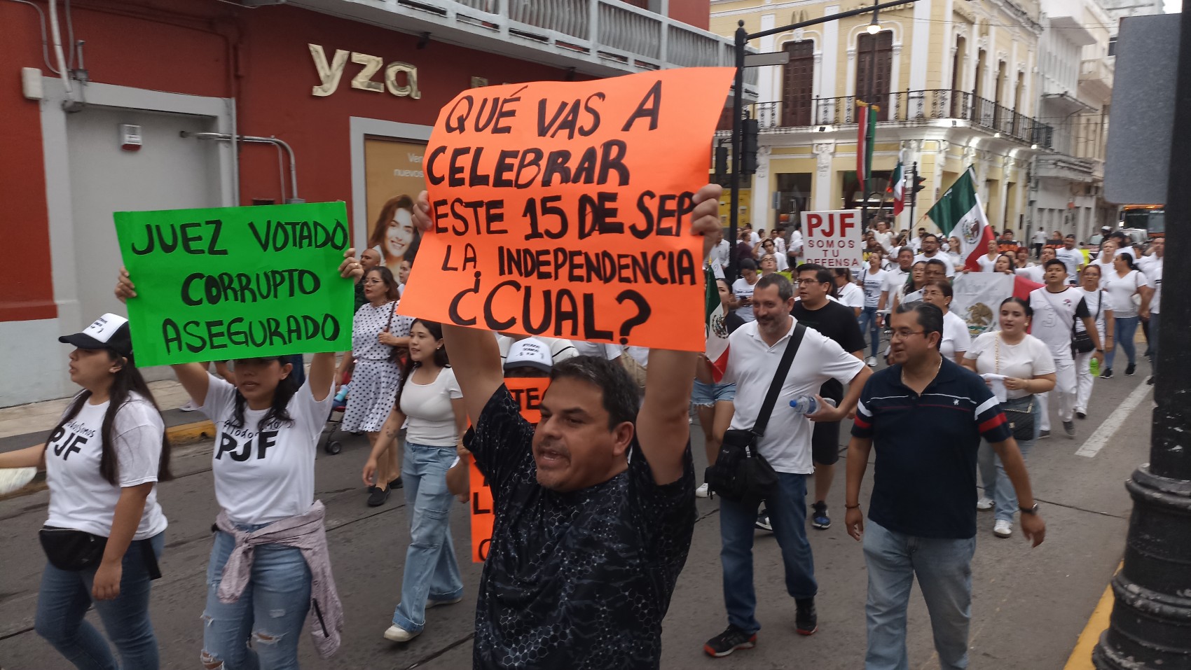 «México, despierta, la dictadura está a la puerta», corean en marcha en defensa del Poder Judicial en Veracruz