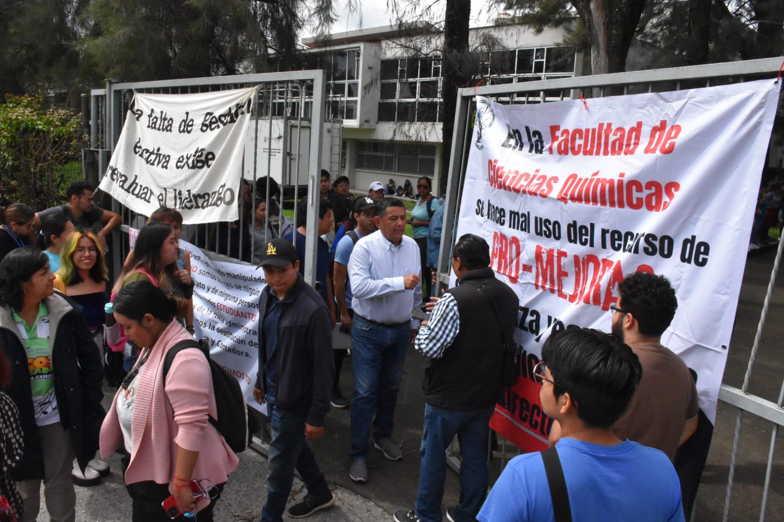 Estudiantes toman de manera indefinida instalaciones de la Facultad de Ciencias Químicas