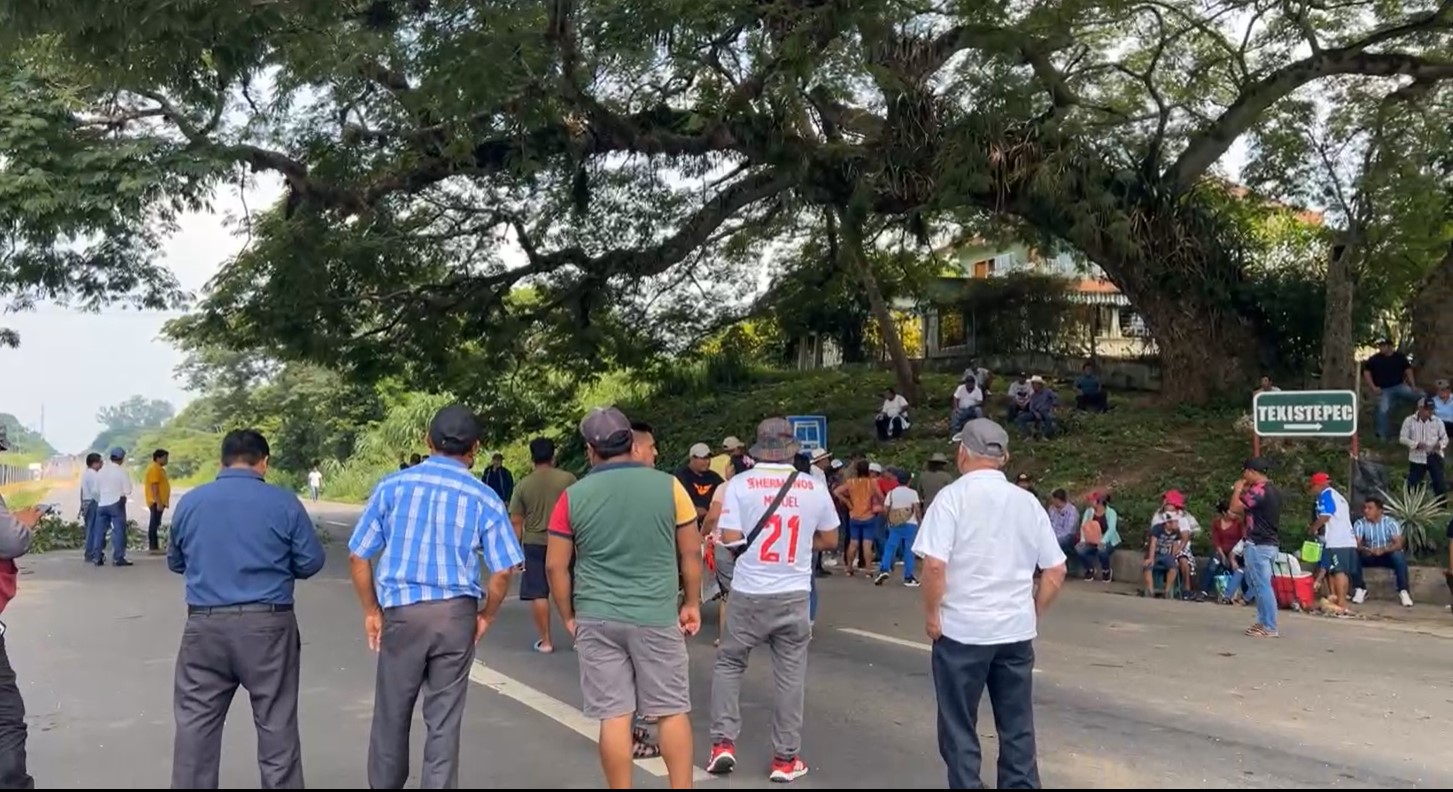 Habitantes de Texistepec liberan carreteras en la zona sur tras negociar inversión de 4 mdp en caminos