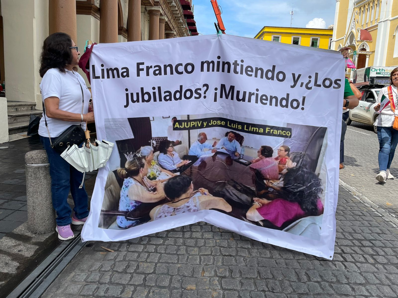 Jubilados y pensionados exigen a Cuitláhuac el pago de seguros institucionales