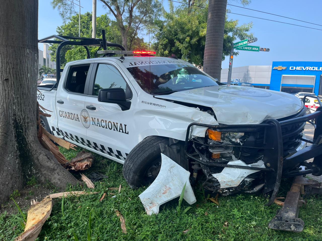 Patrulla de la Guardia Nacional se pasa alto y choca con familia en el centro de Veracruz