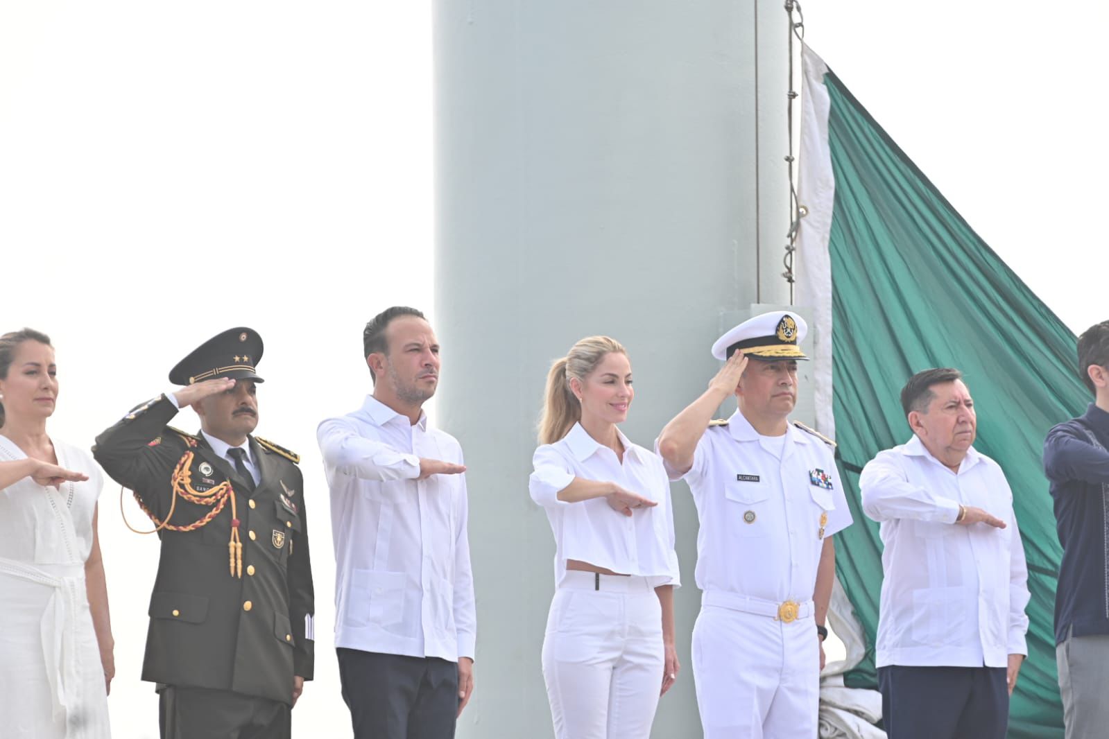Preside Paty Lobeira el izado de la Bandera Monumental en la Plaza de la Soberania
