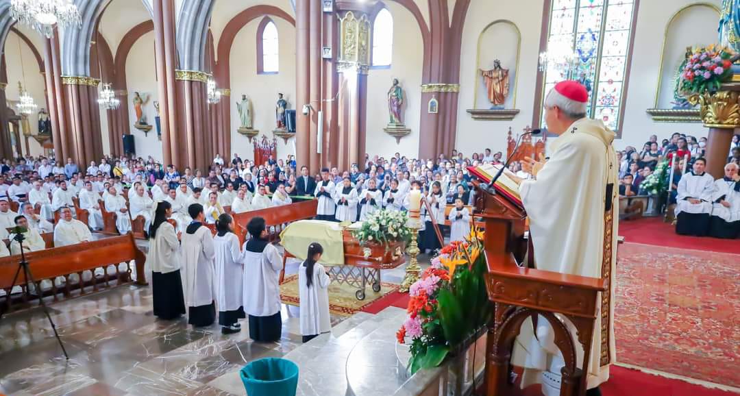 Dan el último adiós al padre Luis Acosta Méndez en la Catedral de Xalapa