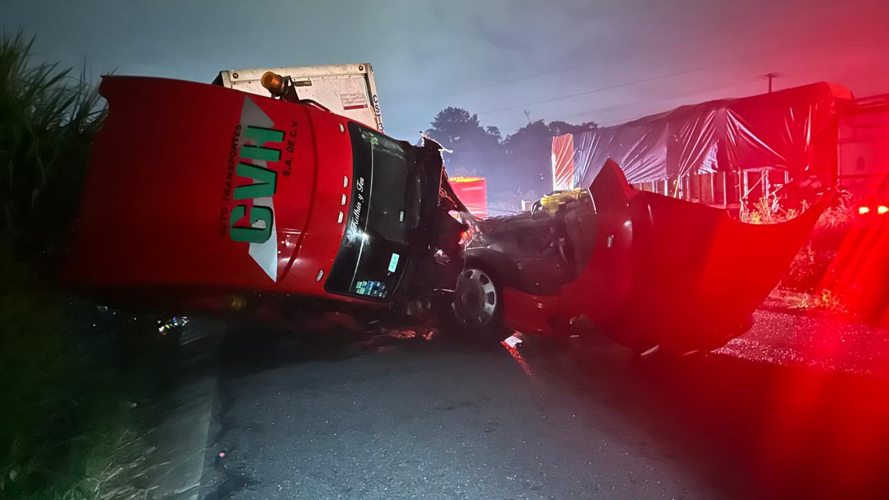 Tráiler cargado de cerveza termina con la cabina desbaratada en la autopista Orizaba-Puebla
