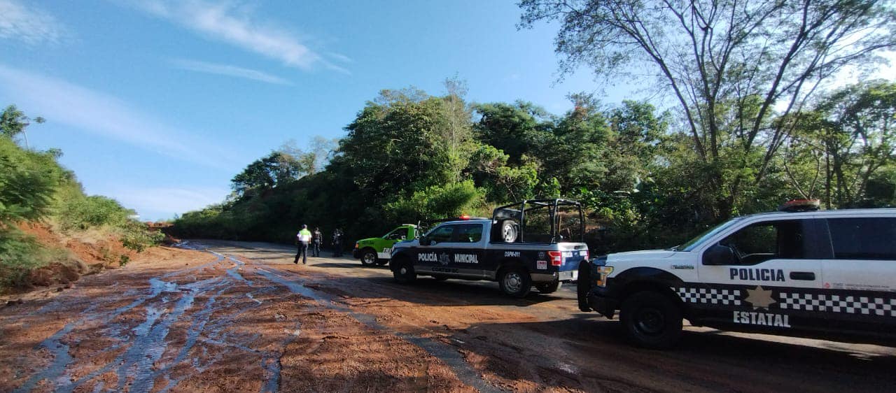 Por deslizamiento de tierra, cierran libramiento de Coatepec