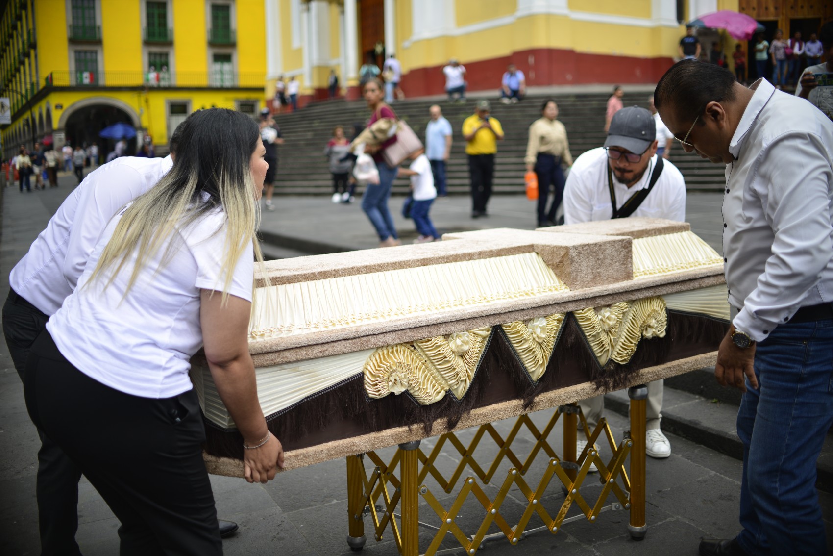 Trabajadores del Poder Judicial se manifiestan con féretro