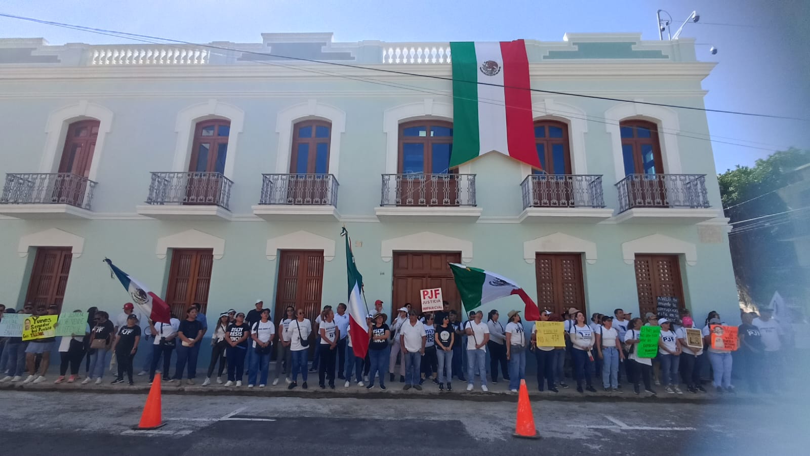 Trabajadores del PJF inician plantón en la Casa Juárez de Veracruz; esperan a López Obrador