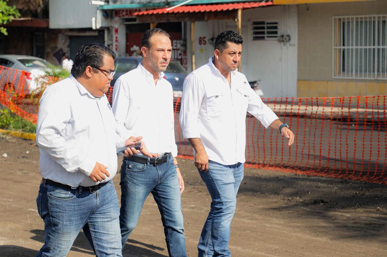 Supervisa Alcalde Juan Manuel Unánue la repavimentación de la calle Mar del Norte