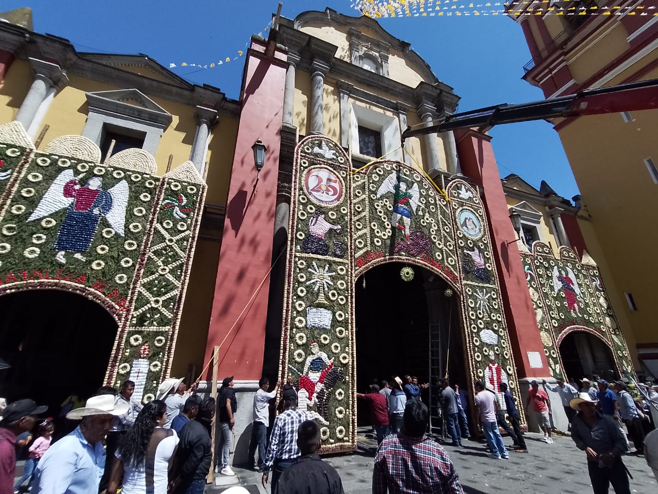 Levantan arco floral en la Catedral de San Miguel Arcángel de Orizaba