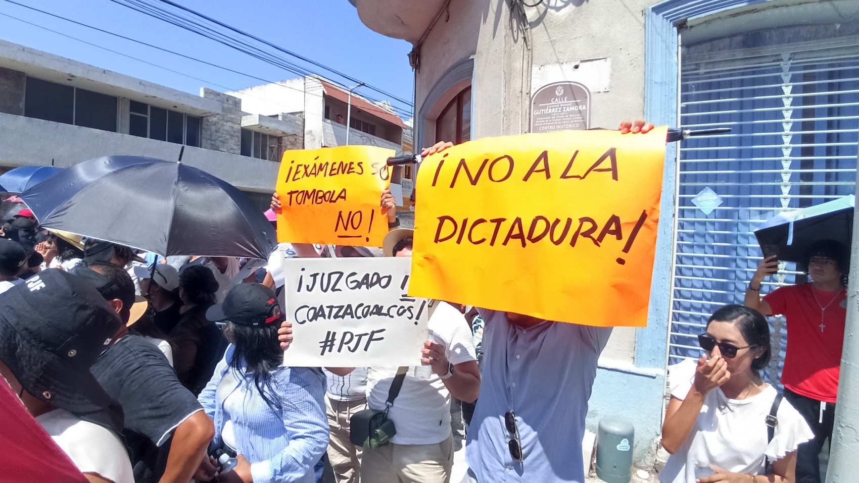 Entre abucheos y porras reciben a AMLO en su última visita a Veracruz puerto