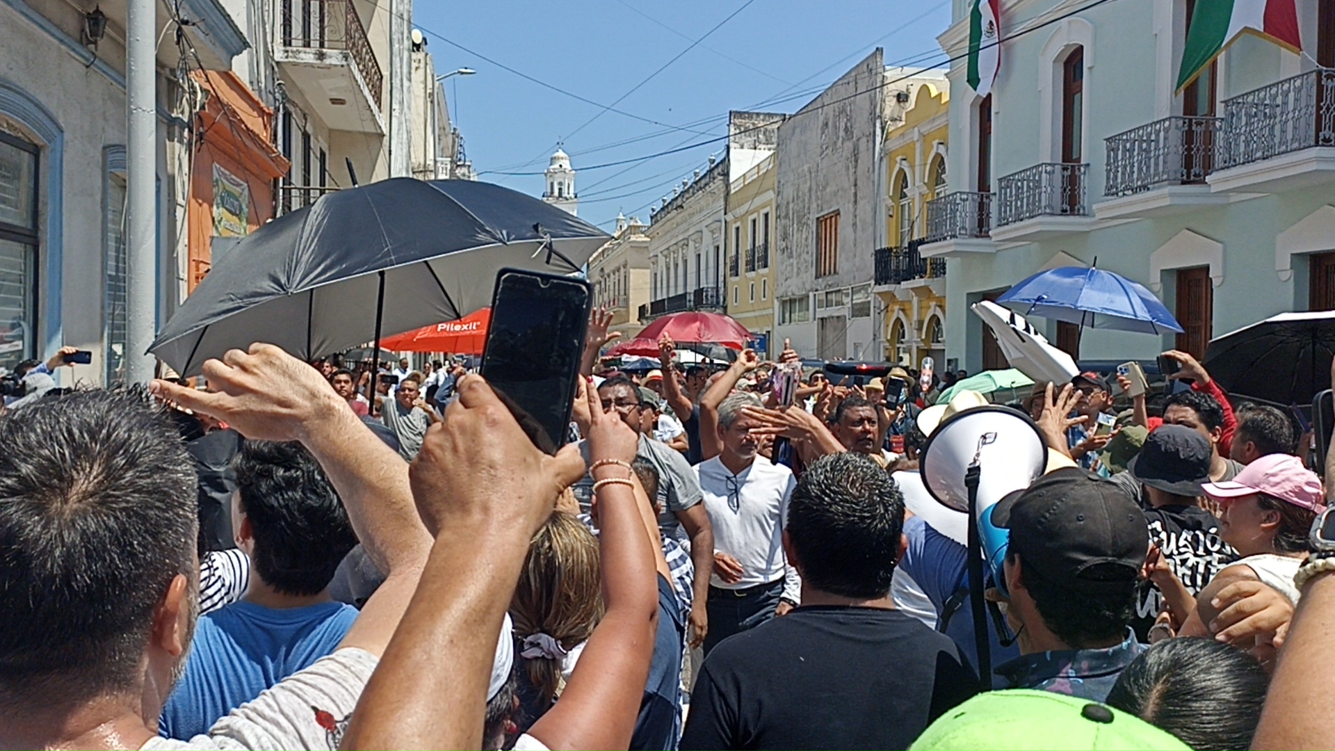 Morenistas agreden a periodistas durante la visita presidencial a la Casa Juárez en Veracruz