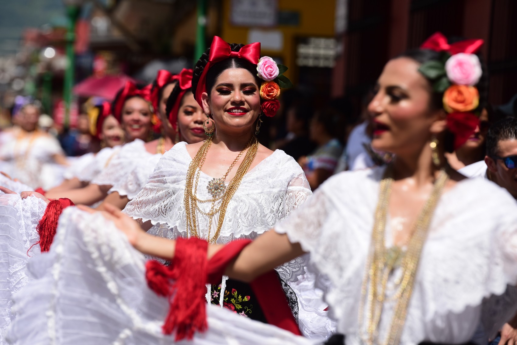 Casi mil 500 coatepecanos bailan al ritmo del son jarocho