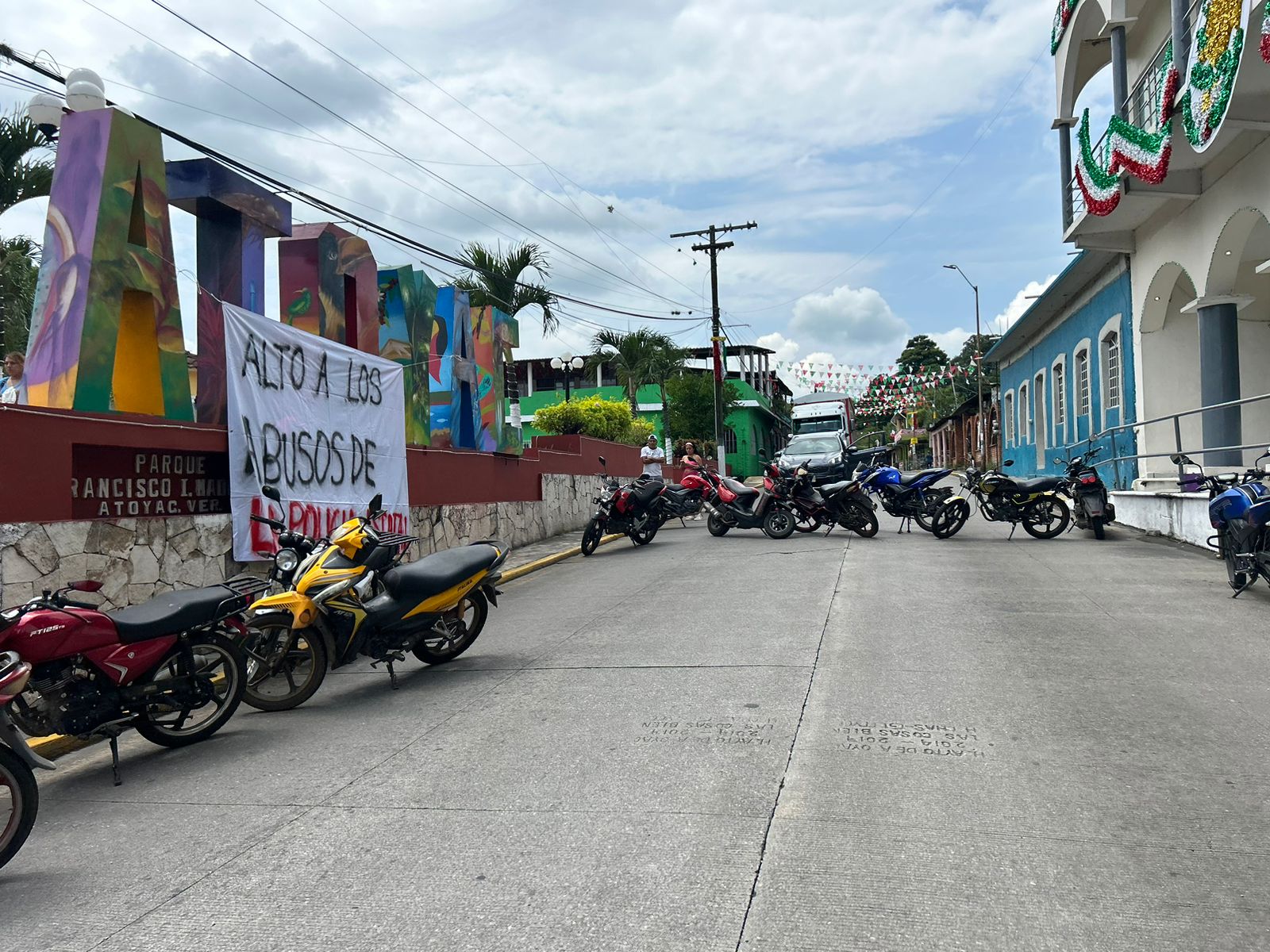 Por presuntos abusos de la SSP cierran carretera a Paso del Macho