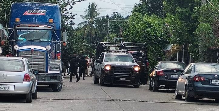 Fuerte operativo policiaco en Poza Rica por presunta localización de casas de seguridad