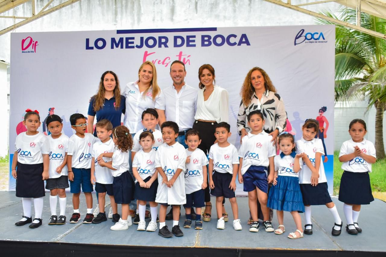 Alcalde JM Unánue, DIF de Boca del Río y Voluntariado entregan uniformes a boqueñitos de los CAIC y CADI