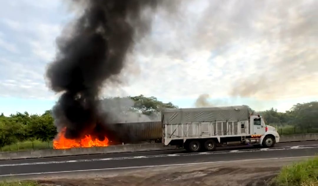 Tráiler choca y se incendia en el libramiento Cardel