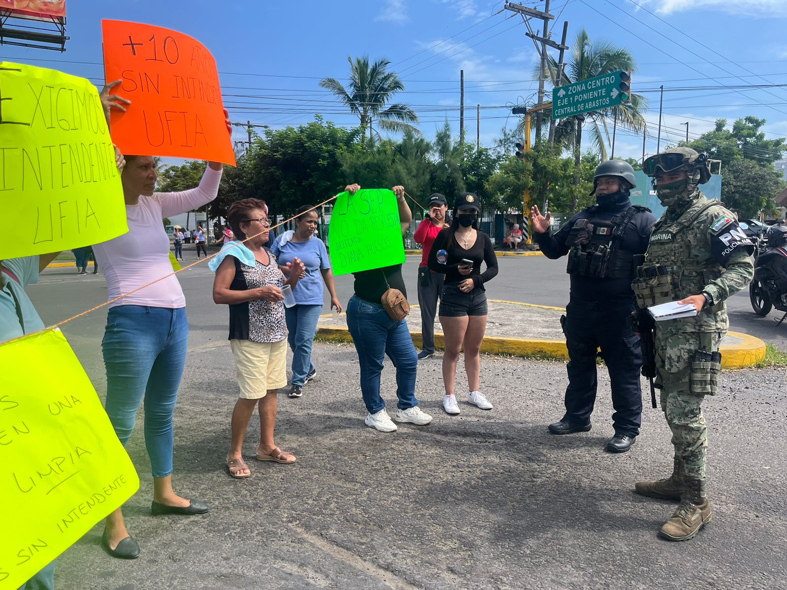 Por falta de conserje padres de familia bloquean vialidades en El Coyol
