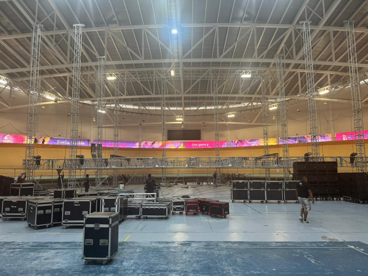 Instalan escenario para el esperado concierto de Caifanes en Xalapa