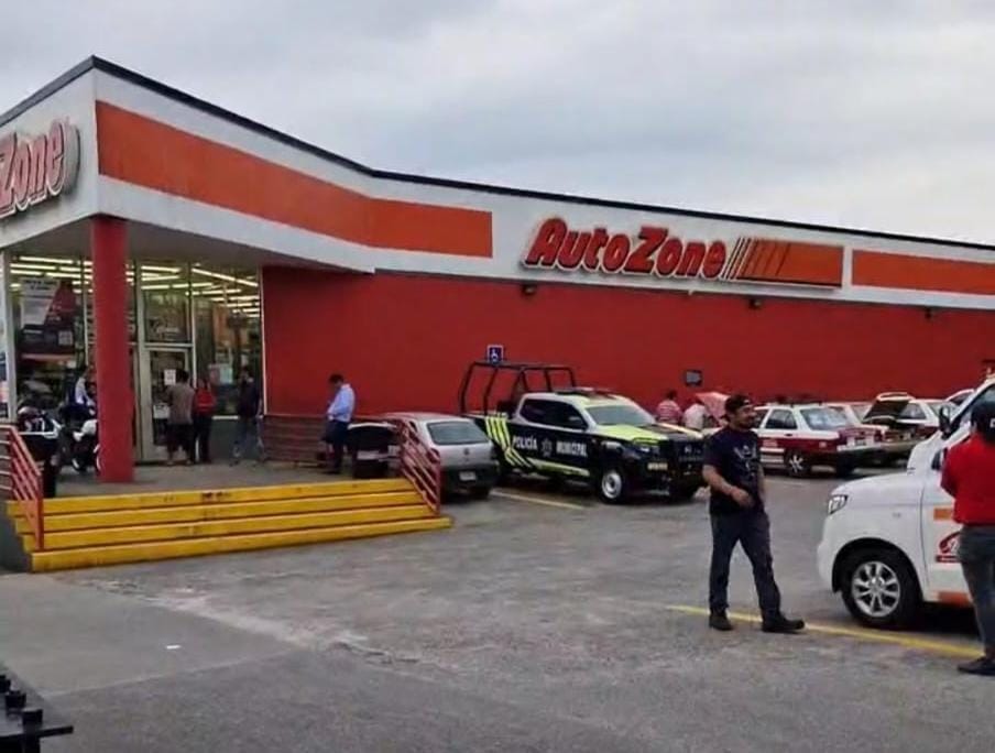 Fallece hombre dentro de Autozone de Córdoba