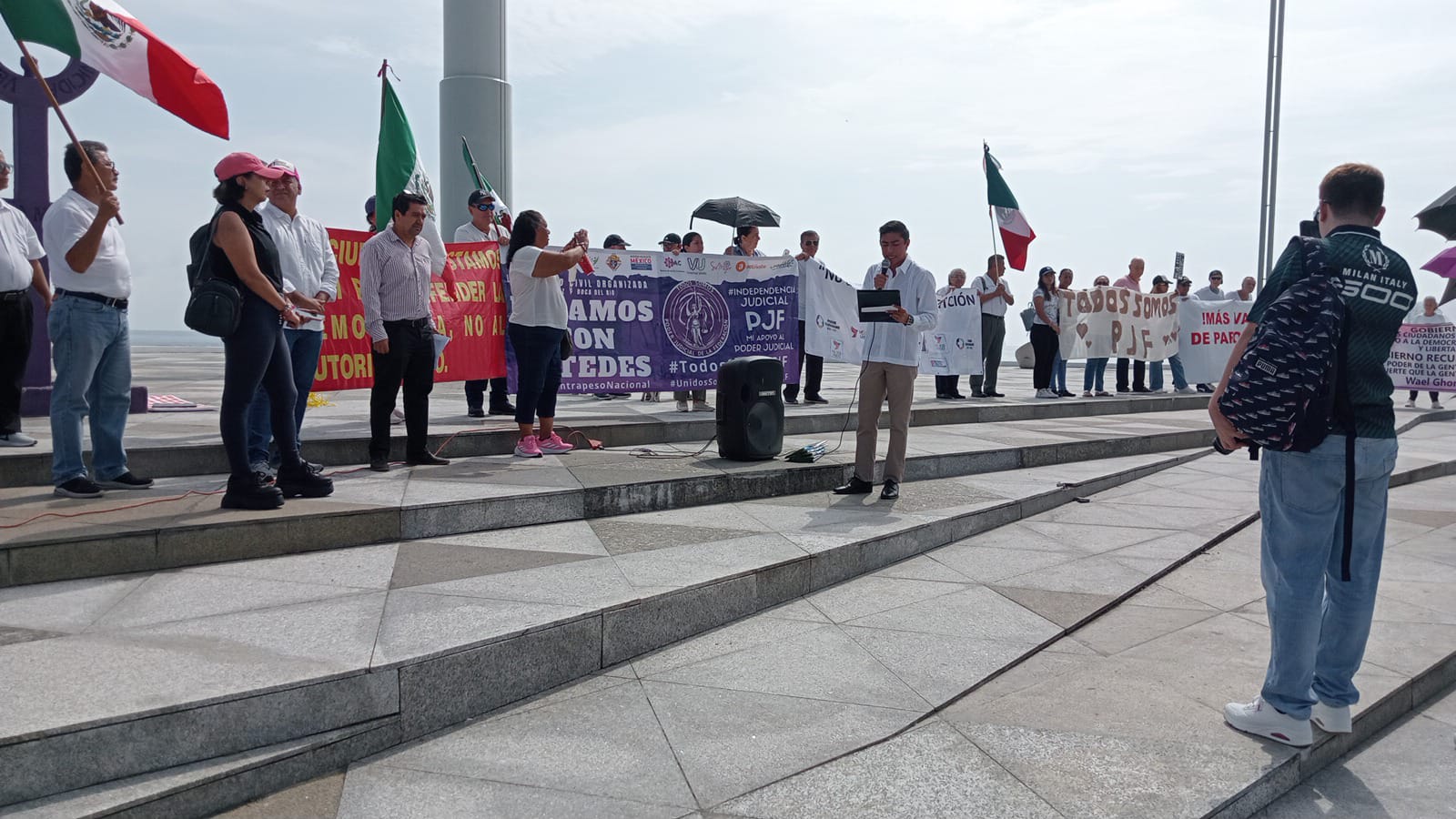 Se manifiestan por la libertad y la justicia en Veracruz puerto en el inicio del sexenio de Sheinbaum