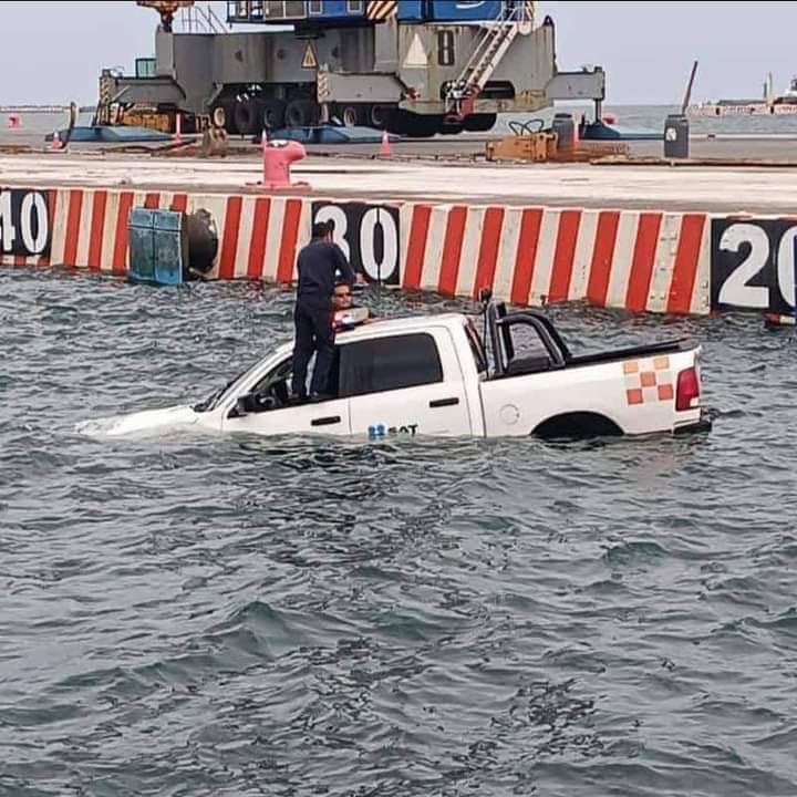 Cae camioneta del SAT al mar en la bahía sur del puerto de Veracruz