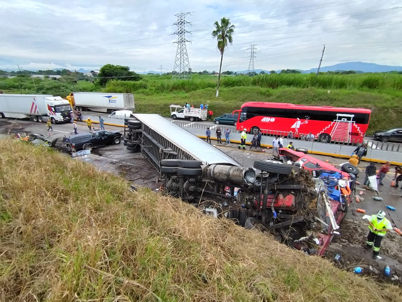 Carambola de cinco vehículos en la autopista Córdoba-Veracruz