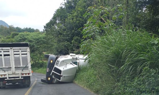 Vuelca camión de carga en la carretera federal Fortín-Conejos