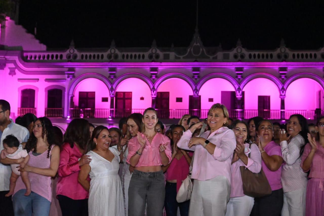 Paty Lobeira ilumina de rosa el palacio municipal de Veracruz en el mes de la lucha contra el cáncer de mama