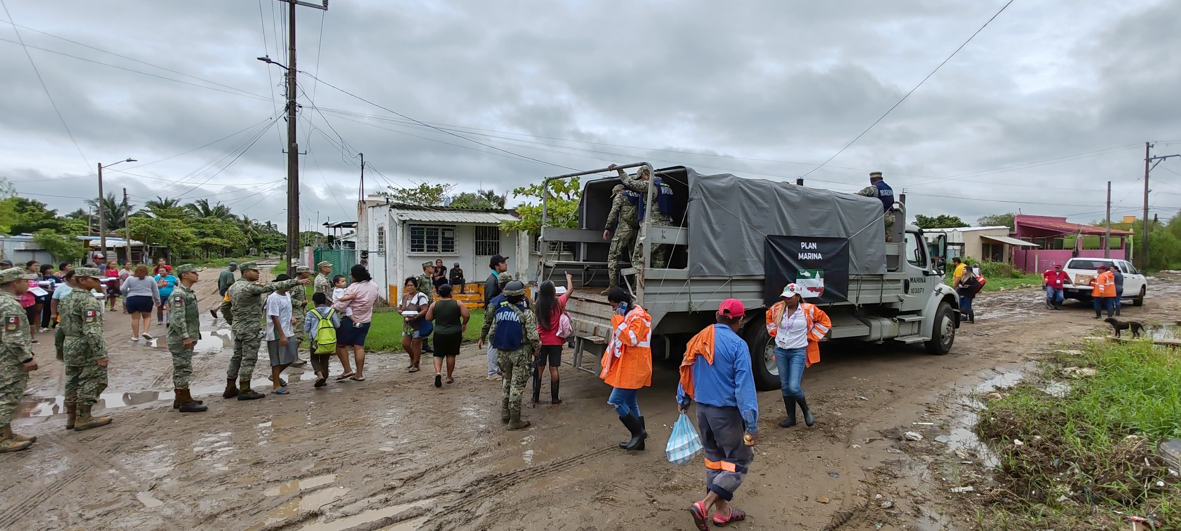 Con puente aéreo, insumos y brigadas se atienden lluvias en el sur