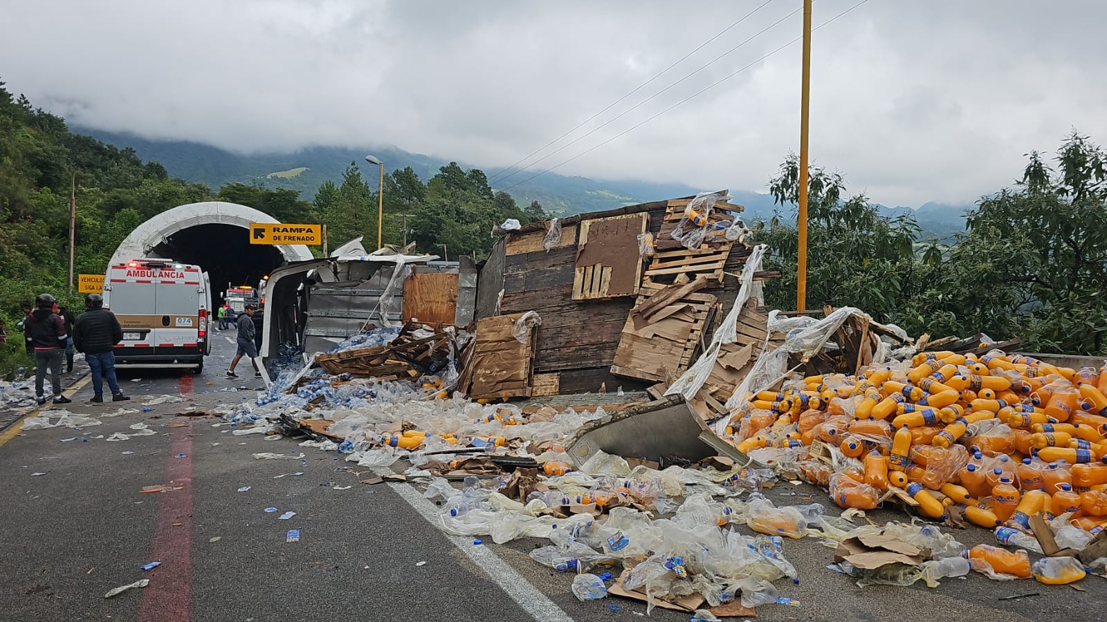Tráiler cargado de refresco vuelca en cumbres de Maltrata