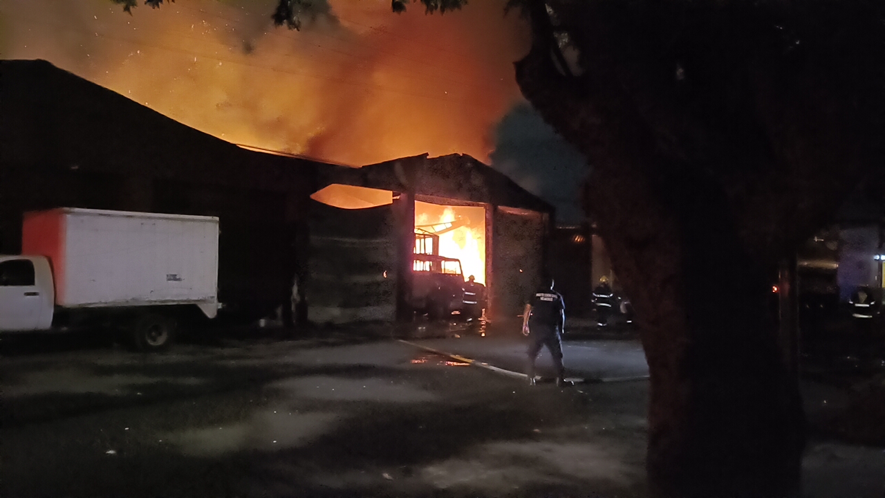 Se incendia bodega de abarrotes en Veracruz puerto