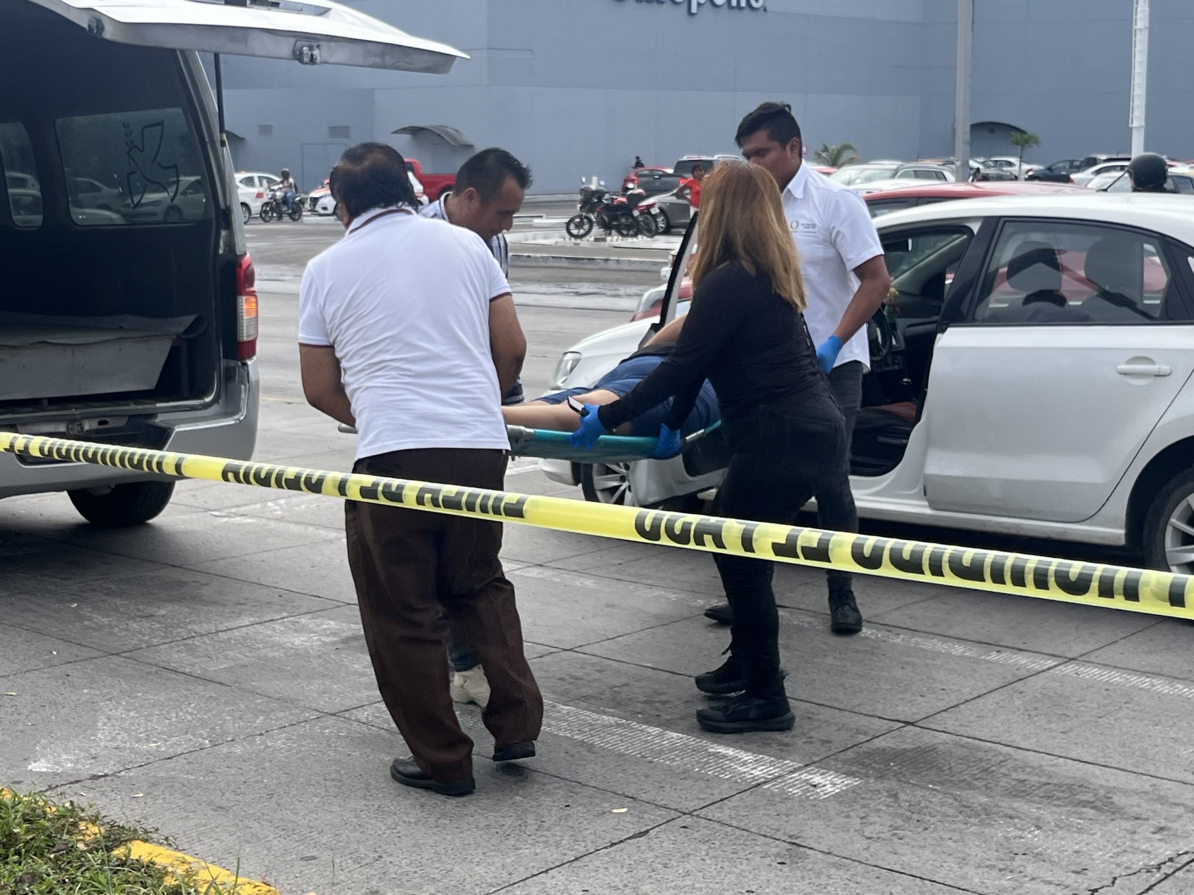 Mujer muere de aparente infarto a bordo de su vehículo en Veracruz puerto