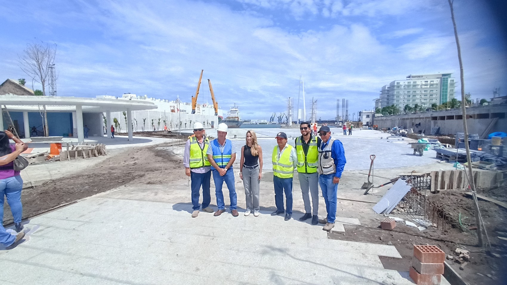 Supervisan la construcción de la plaza del Heroísmo Veracruzano