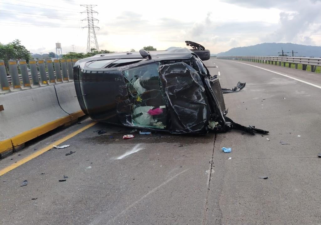 Vuelca automóvil tras reventarle un neumático en la autopista 150D Córdoba-Veracruz
