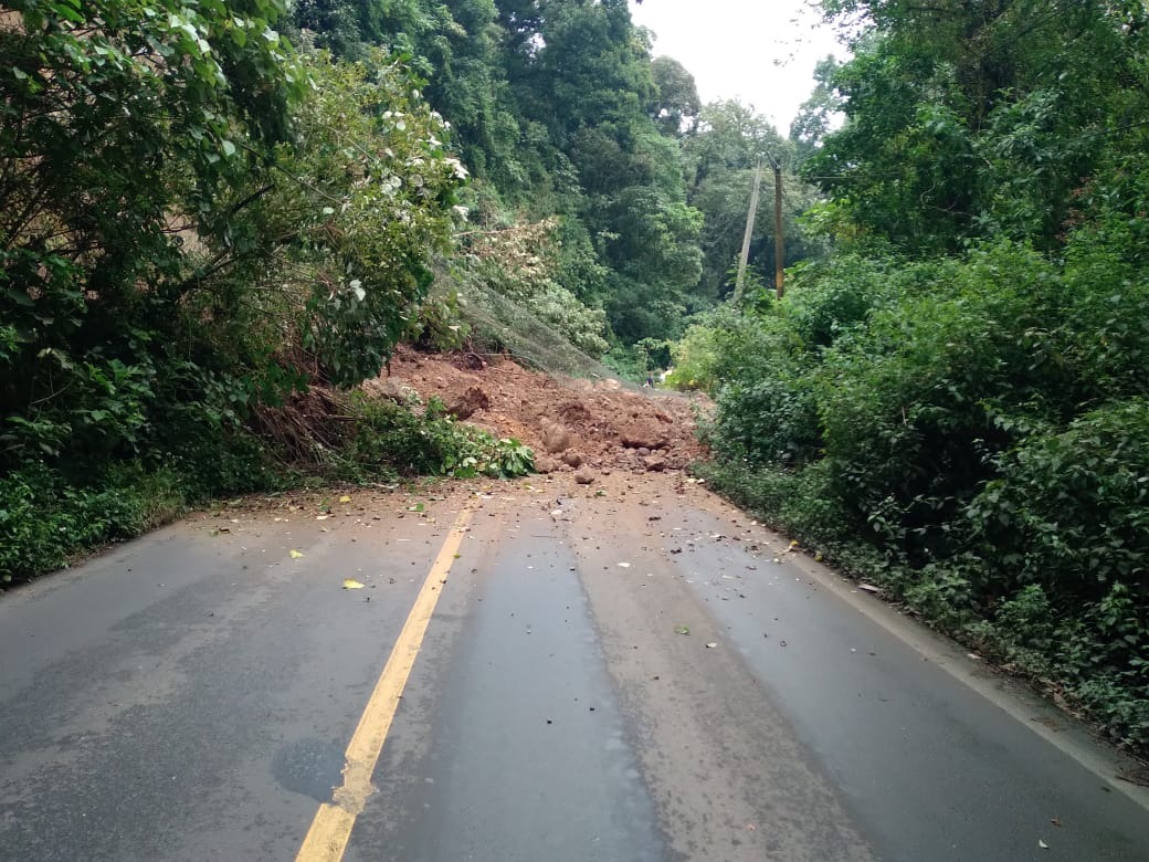 Deslizamiento de tierra bloquea la circulación en la carretera federal Coscomatepec-Huatusco