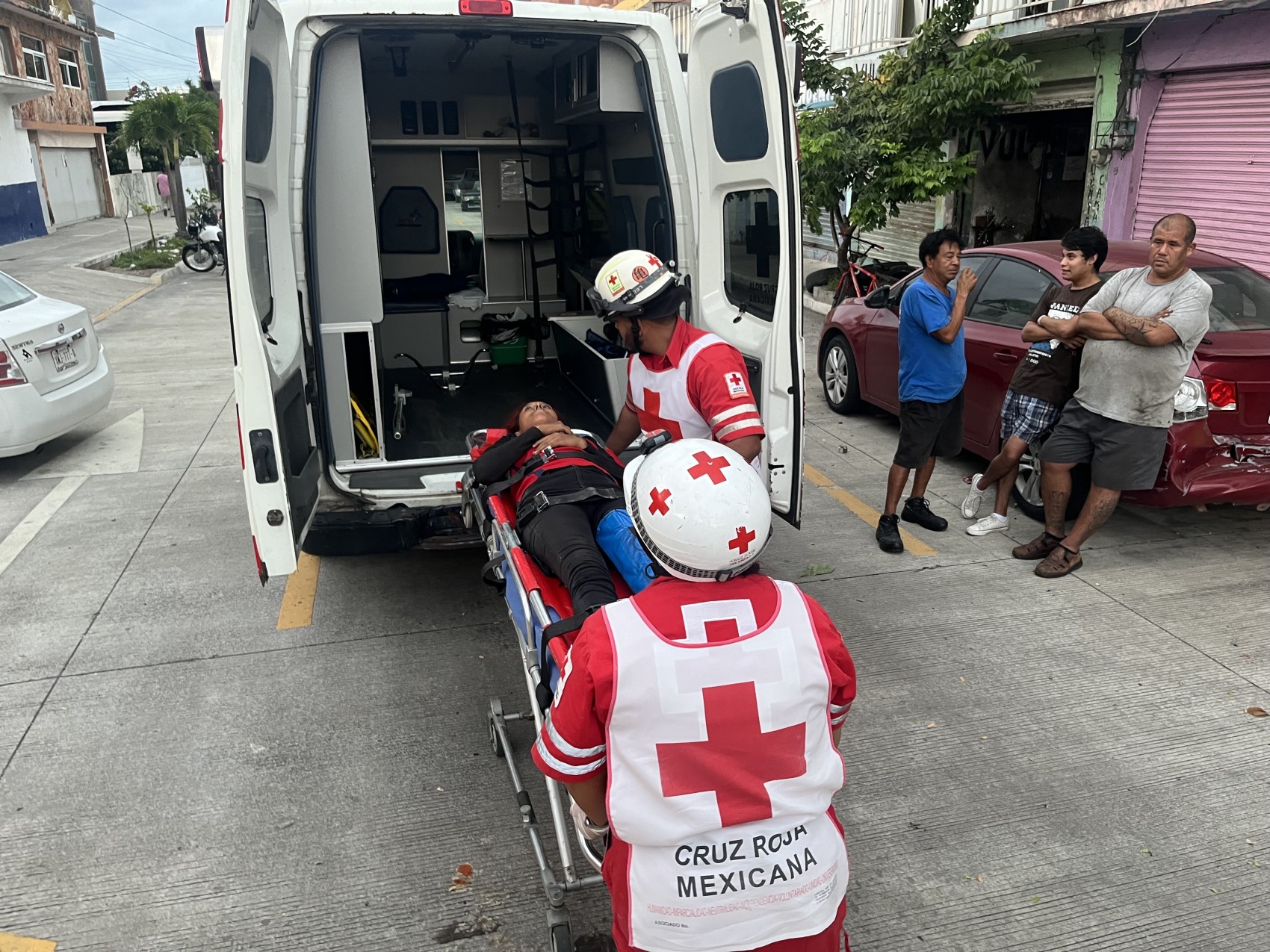 Joven motociclista termina con fracturas en el hospital tras colisionar con camioneta en Veracruz